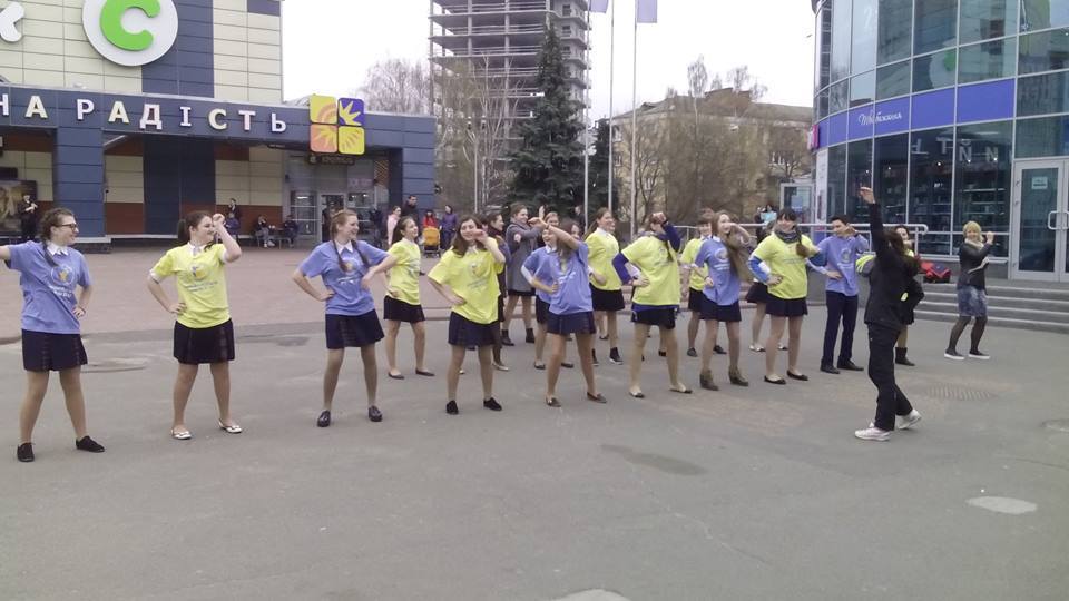 Черниговчанки в центре города делали гимнастику 