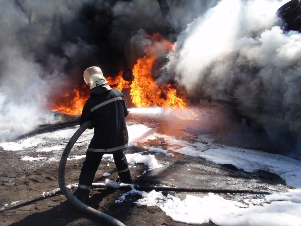 Рятувальники назвали причину загоряння бензовоза. ФОТО