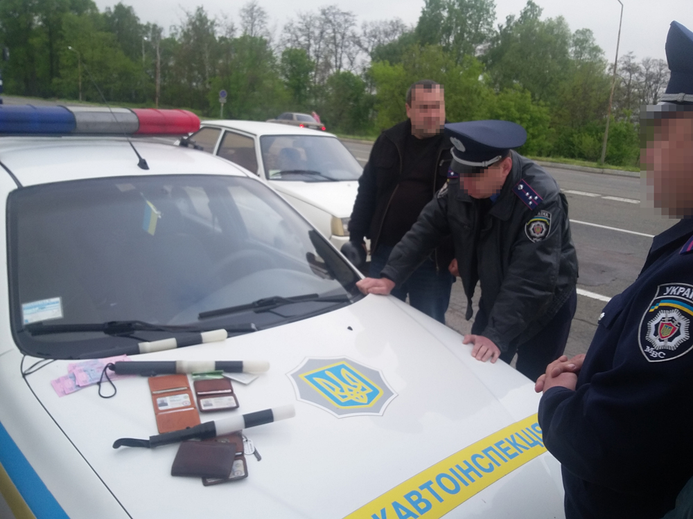 Поліцейських-перевертнів спіймали на дорозі під Черніговом