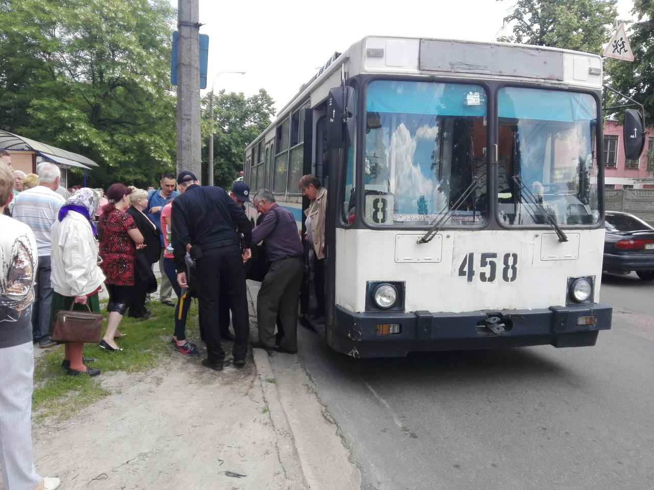 «Фальшивий скандал»: пасажирка тролейбуса забула планшет вдома