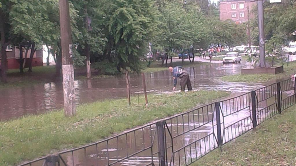 Последствия непогоды в Чернигове: спасатели откачивали воду и буксировали транспорт