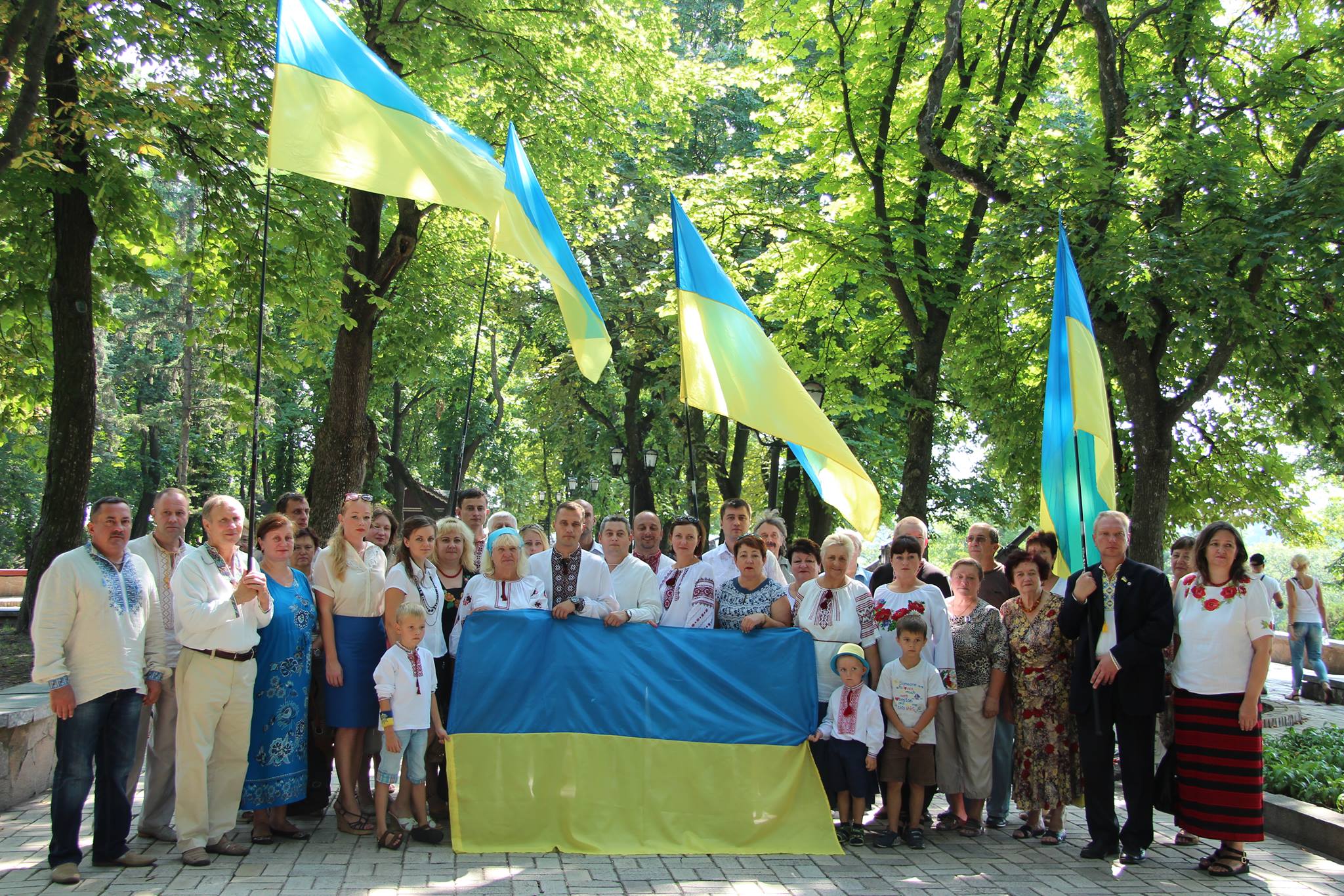 Черниговская "Батькивщина" поздравляет украинцев с Днем Флага