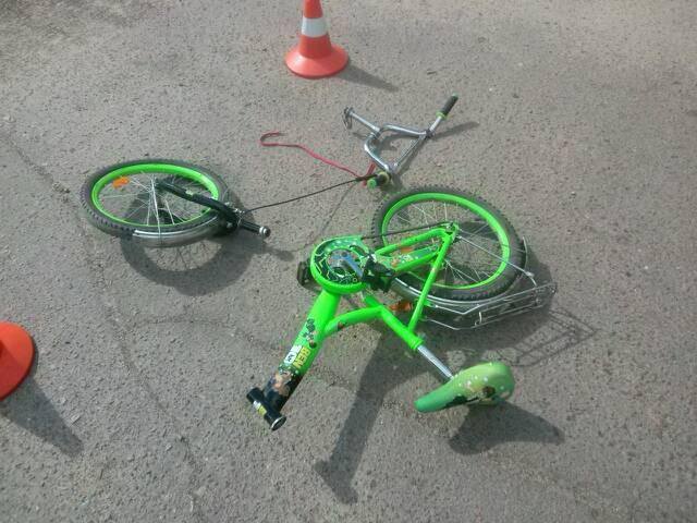 У Чернігові шестирічний хлопчик на велосипеді потрапив під колеса легковика