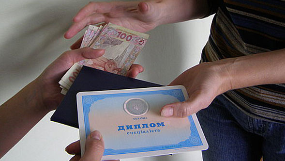 На Черниговщине мошенница торговала “липовыми” дипломами о высшем образовании