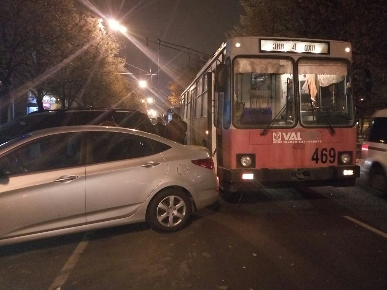 Іномарка протаранила тролейбус у центрі Чернігова