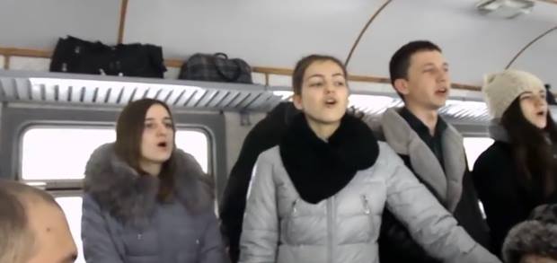 Студенти, що заспівали в чернігівській електричці, набули шаленої популярності в мережі. Відео