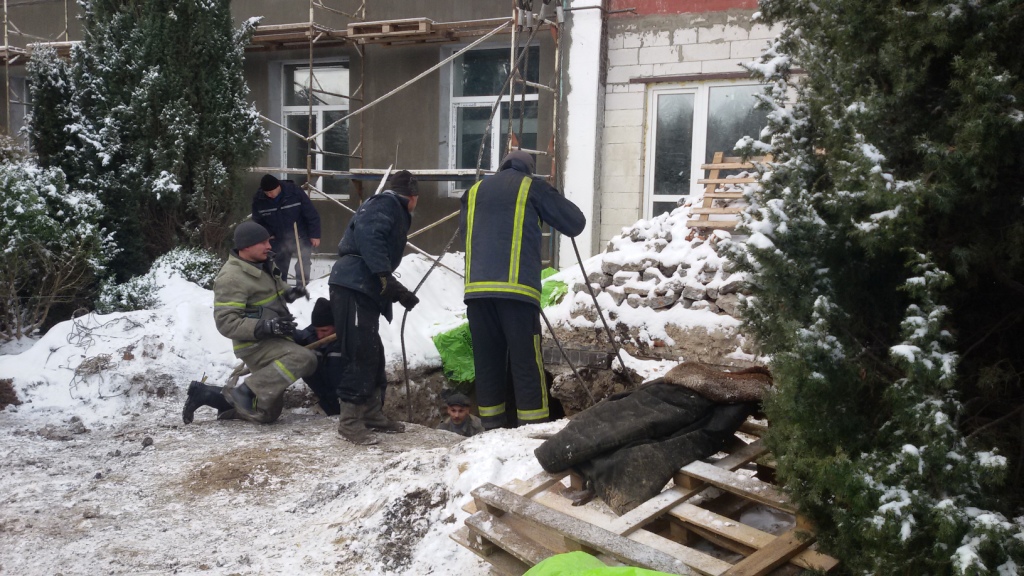 На Черниговщине двух мужчин зажало железобетонной плитой: один погиб
