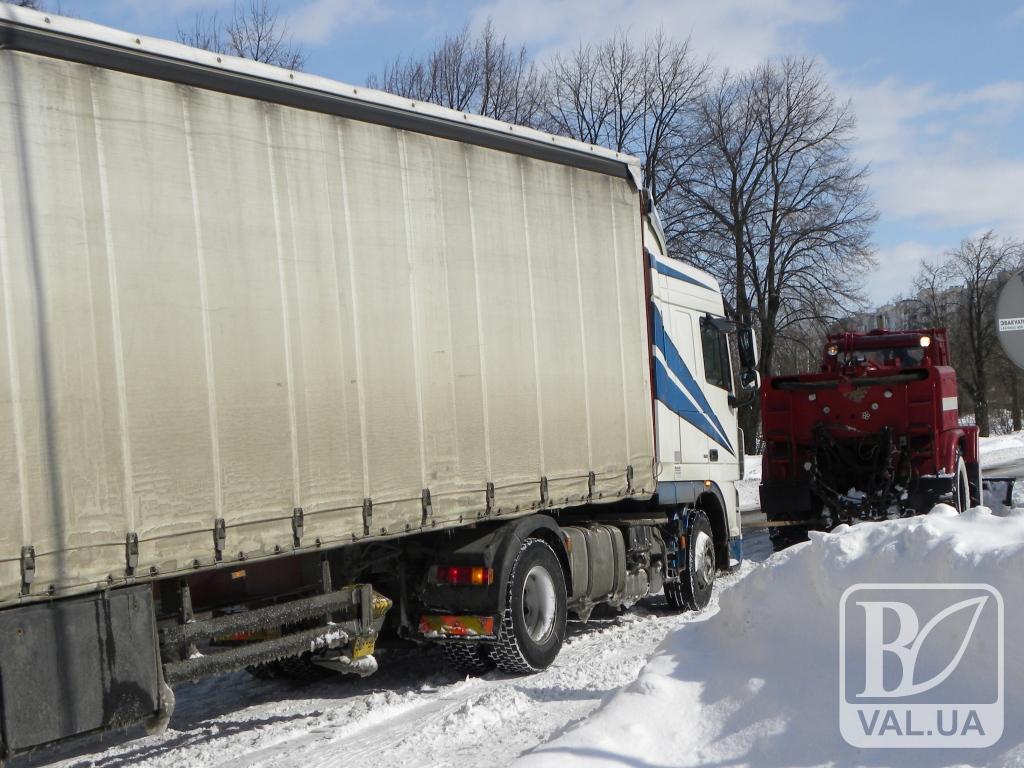 У чернігівських снігових кучугурах застрягають вантажівки