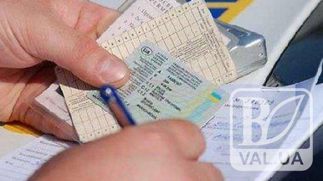 На Чернігівщині 57-річний чоловік їздив за підробними документами
