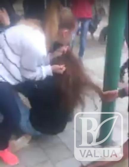 В сеть выложили еще одно видео «геройств» черниговских школьниц, которые избивают сверстницу