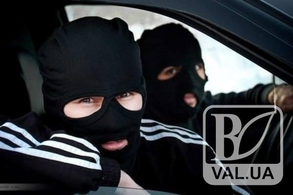  На Чернігівщині банда в масках залишила посеред ночі подружжя без автівки і грошей