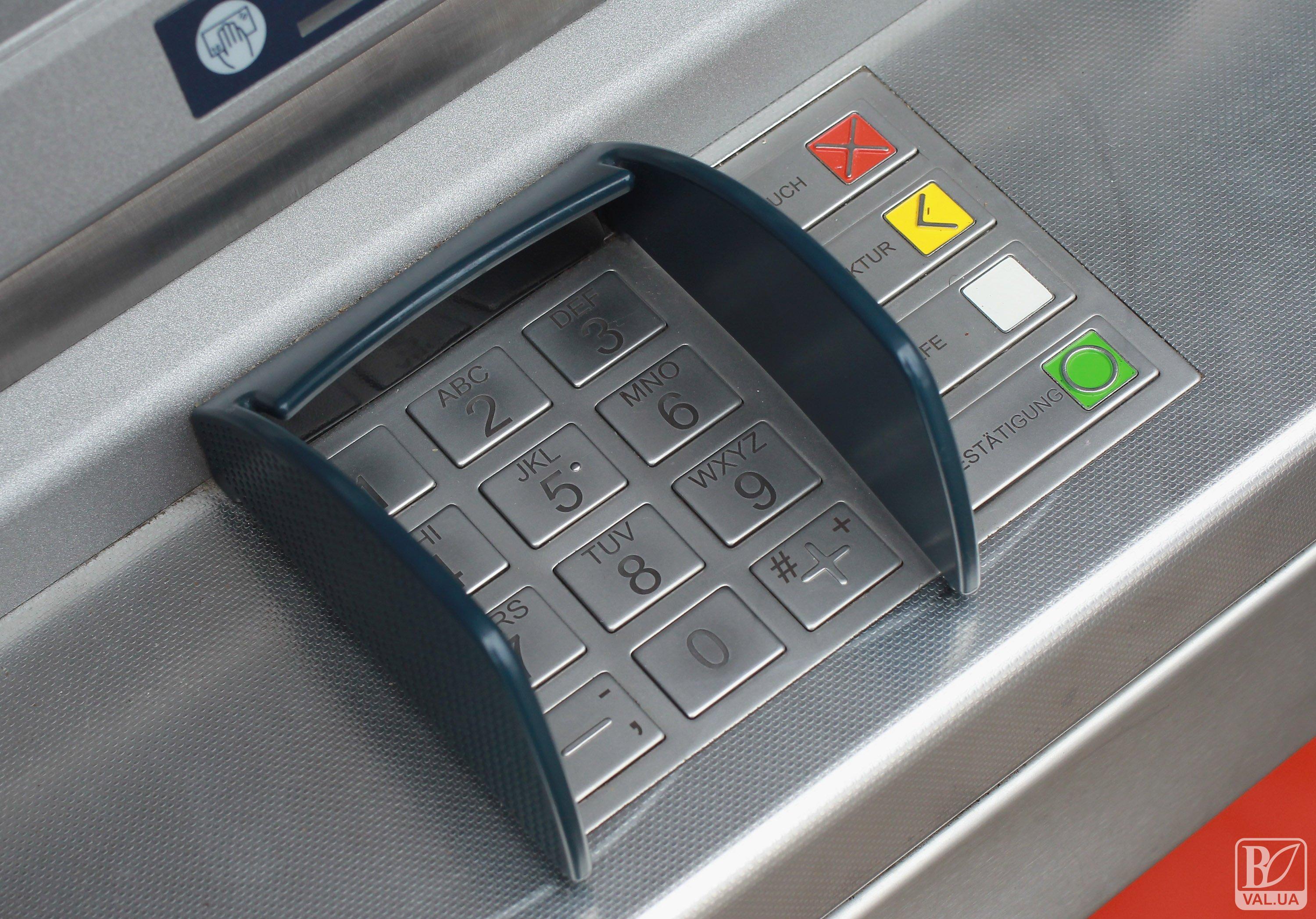Банкова «атака»: у Чернігові невідомі пошкодили та обікрали водночас три банкомати одного банку