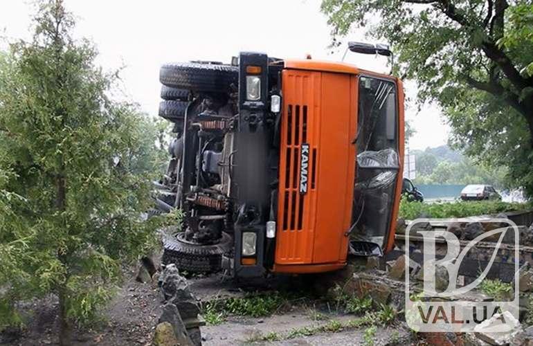 25-річний водій вантажівки, намагаючись уникнути зіткнення з легковиком, згорів заживо