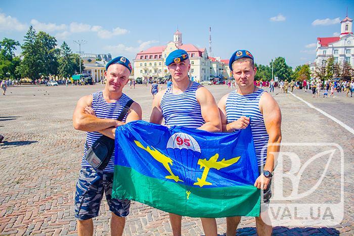 “Розплескалася синява” по Красній площі: чернігівські десатники відзначають своє професійне свято. ФОТОрепортаж