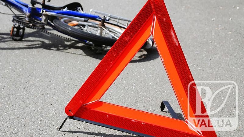 На Чернігівщині вантажівка не розминулась з велосипедом: травмовано людину