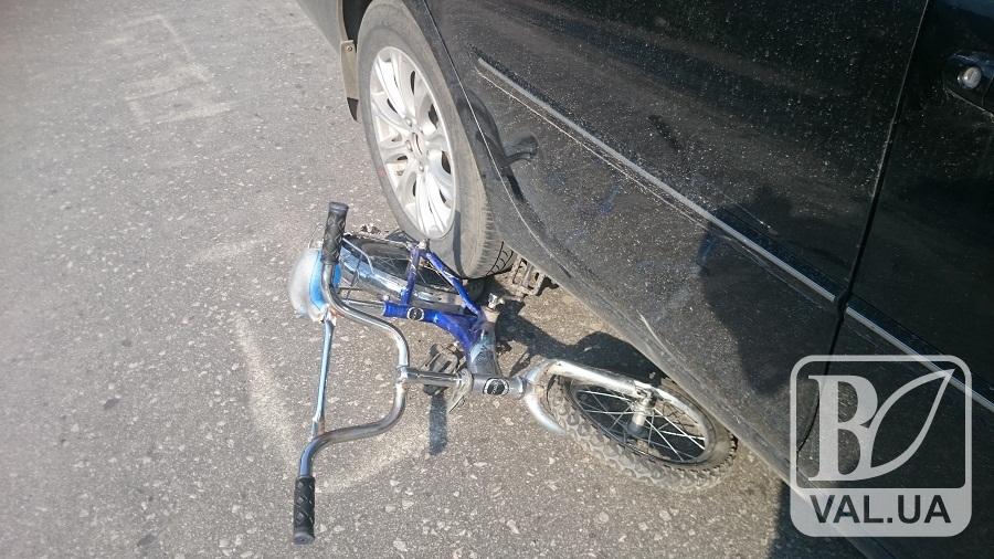 У Новгород-Сіверському «шістка» збила велосипедиста з 5-річною дитиною