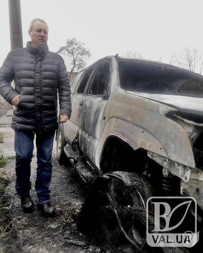 «Toyota Prado», що згоріла цієї ночі в Чернігові, належить Сергію Аверченку