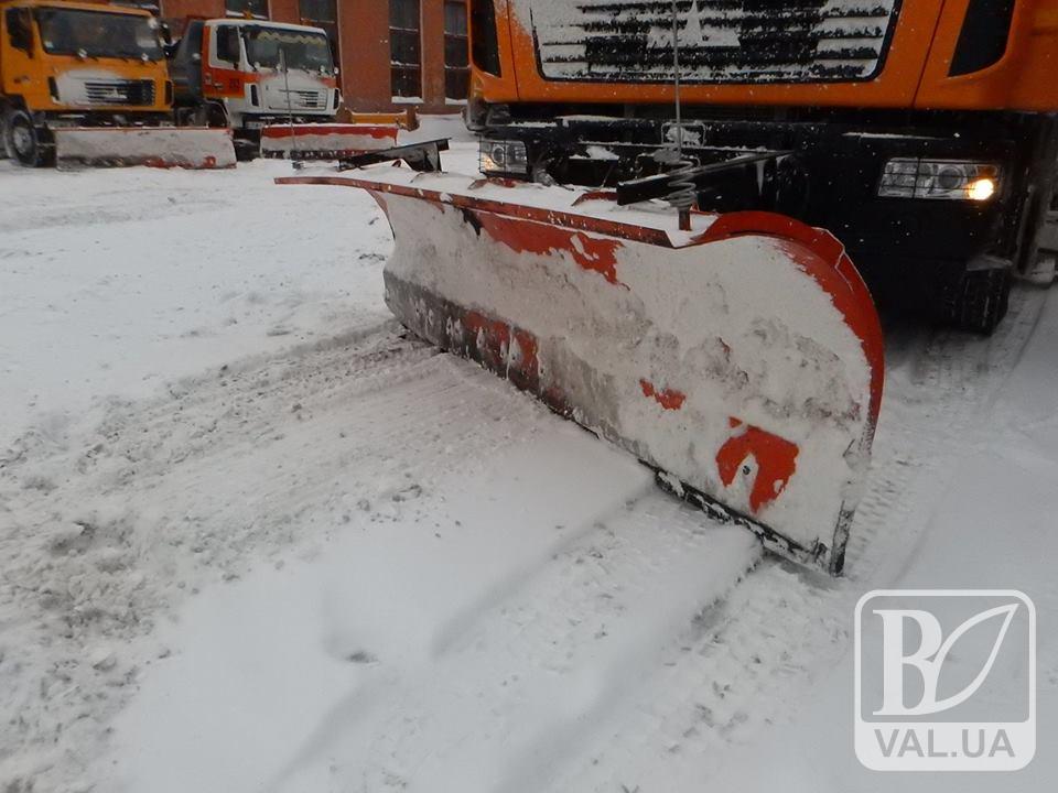 Чернігівські комунальники працюють в режимі «нон-стоп» в боротьби зі сніговою навалою. ФОТО