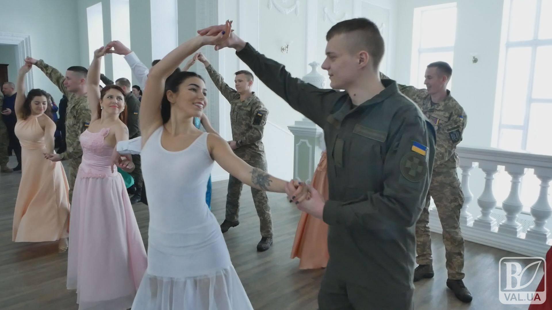 З війни - на бал: благодійні танці в допомогу бійцям. ВІДЕО
