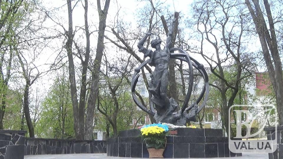 Річниця Чорнобильської трагедії: чиновники не прийшли до памʼятника. ВІДЕО