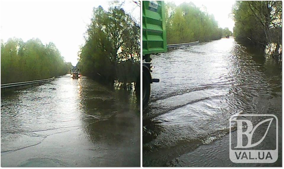 На Чернігівщині Десна затопила дорогу: обмежено рух легкового транспорту