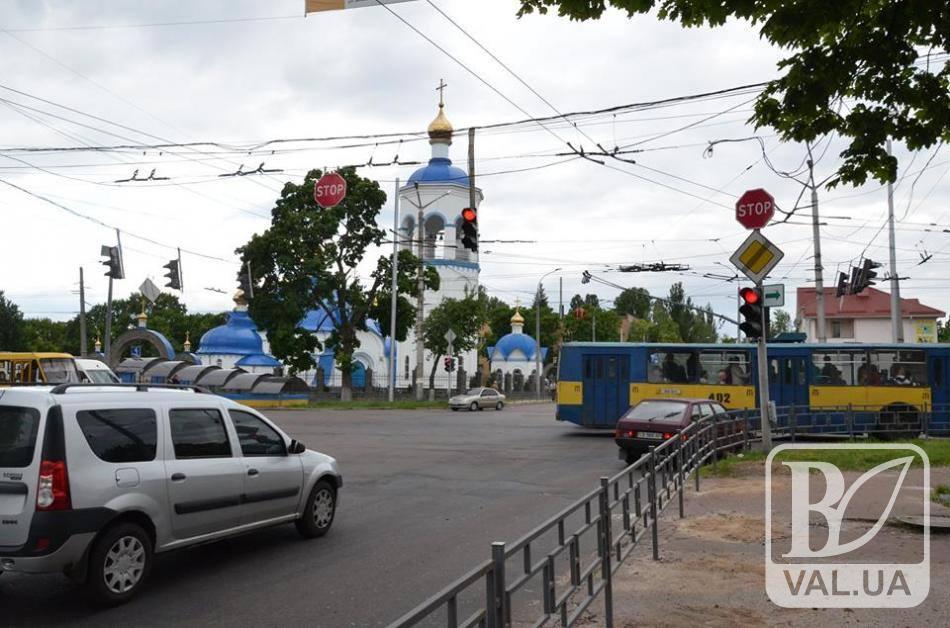 Чернігівці просять продублювати світлофори, які висять надто високо на перехресті Миру і Героїв Чорнобиля