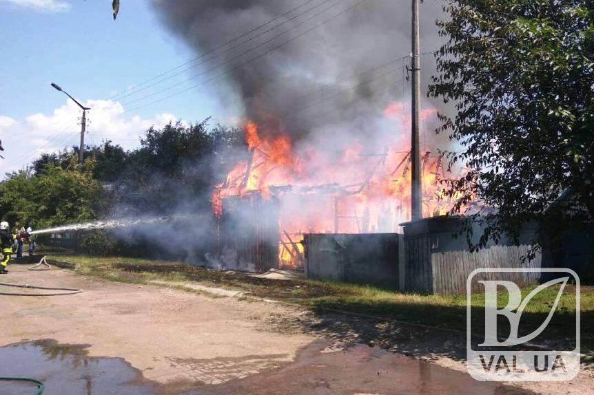 У Сосниці згоріли вщент господарська будівля та автомобіль "Daewoo Lanos". ФОТО