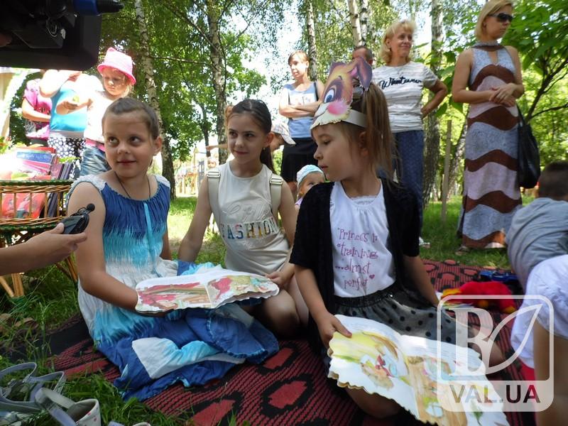 Чернігівських дітлахів запрошують щовівторка на книжковий пікнік до Березового гаю. ФОТО