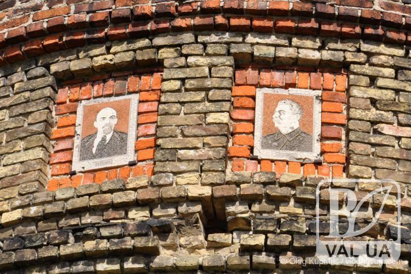 Влада Новгород-Сіверського не вважає мозаїчні портрети Леніна та Сталіна памʼятниками комуністичного режиму