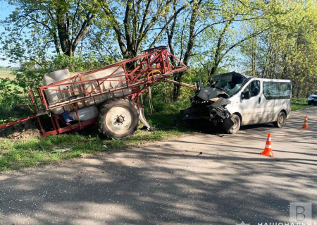 Смертельна ДТП на Корюківщині: мікроавтобус зіткнувся із трактором. ФОТО
