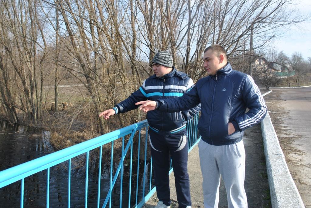 На Чернігівщині молодики пірнали у крижану воду за школярем, що тонув 