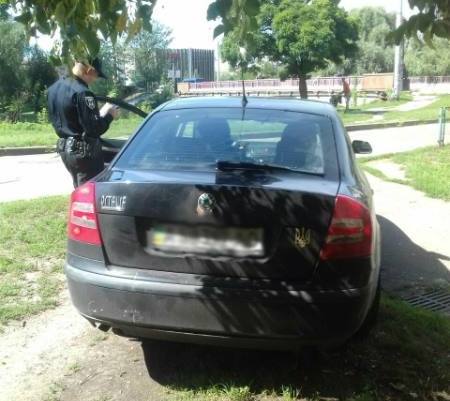 Нетвереза чернігівка заважала евакуювати автомобіль і намагалася вчинити бійку