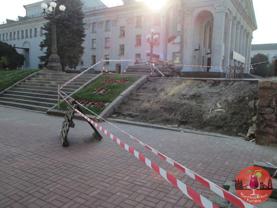 У самому серці міста почали ремонтувати східці. ФОТОфакт