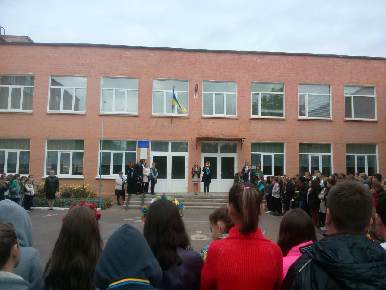 Школярі Чернігова вийшли на святкову лінійку. ФОТО