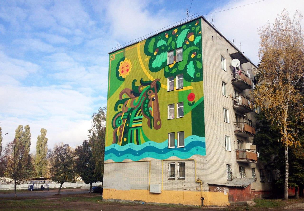 На чернігівській багатоповерхівці з’явився зелений кінь. ФОТОфакт