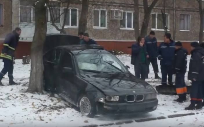 У Чернігові водія BMW на літній гумі «зупинили» стовп і дерево