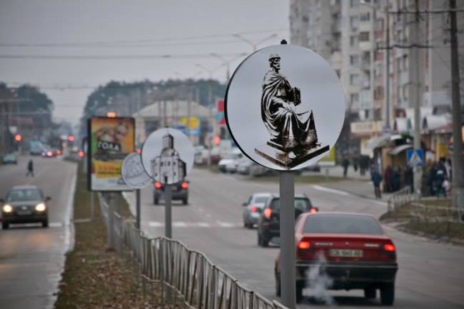 Оригінальні двосторонні фотографії Чернігова «усіяли» місто