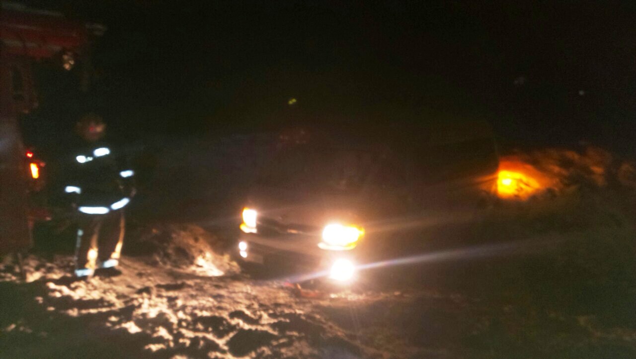 На київській трасі із кювету вивільнили мікроавтобус та легковик