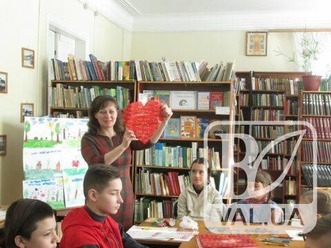 Дитячі "валентинки" з Чернігівщини відправляться на фронт. ФОТО