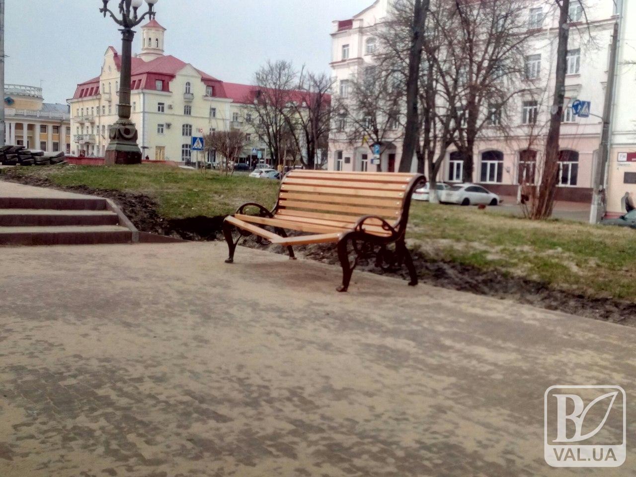 Вандали ніяк не заспокояться: у сквері Хмельницького зламали лавочку. ФОТОФАКТ