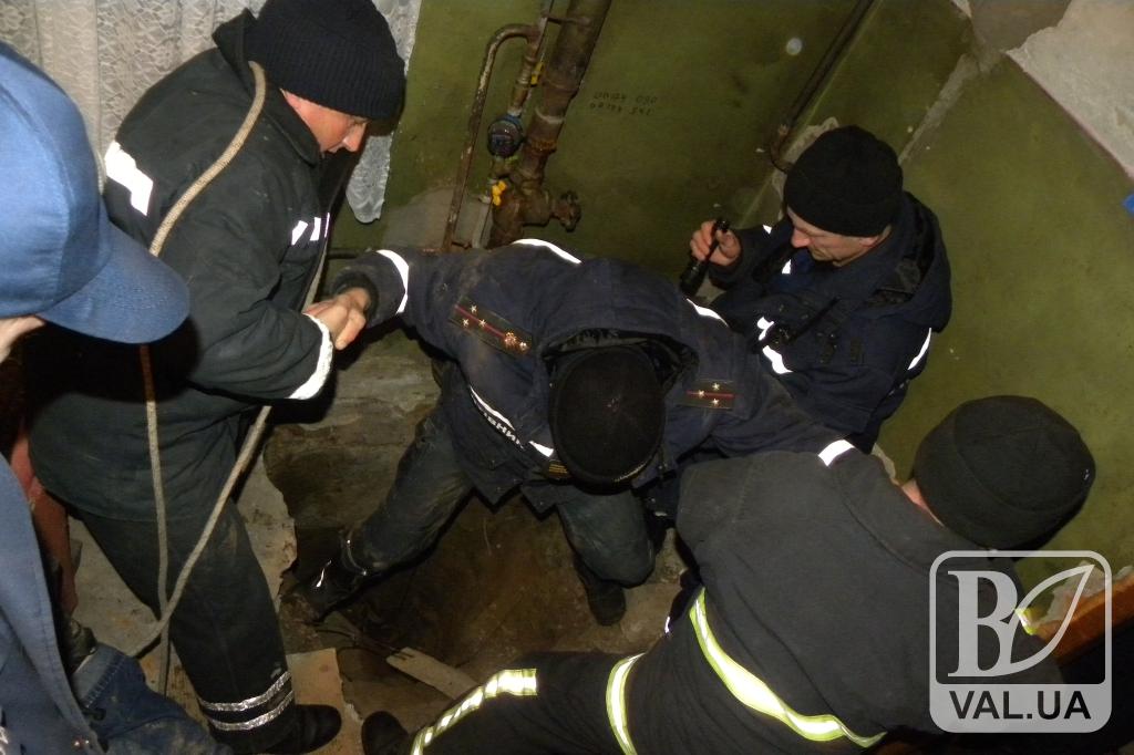 У Чернігові рятувальники дістали з колодязя загиблу жінку