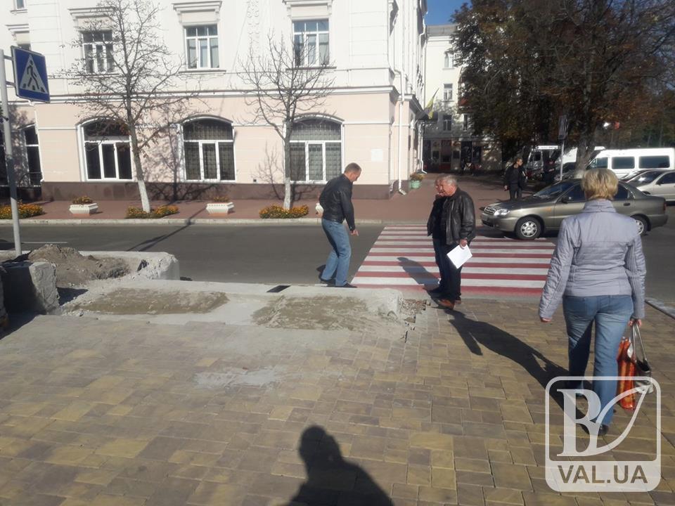 Атрошенко контролює руйнування «дебільних» сходів. ФОТОфакт