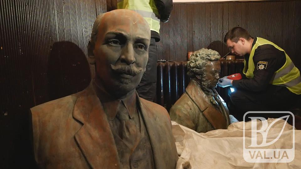 Поліція Чернігова затримала викрадачів бюстів Пушкіну та Коцюбинському