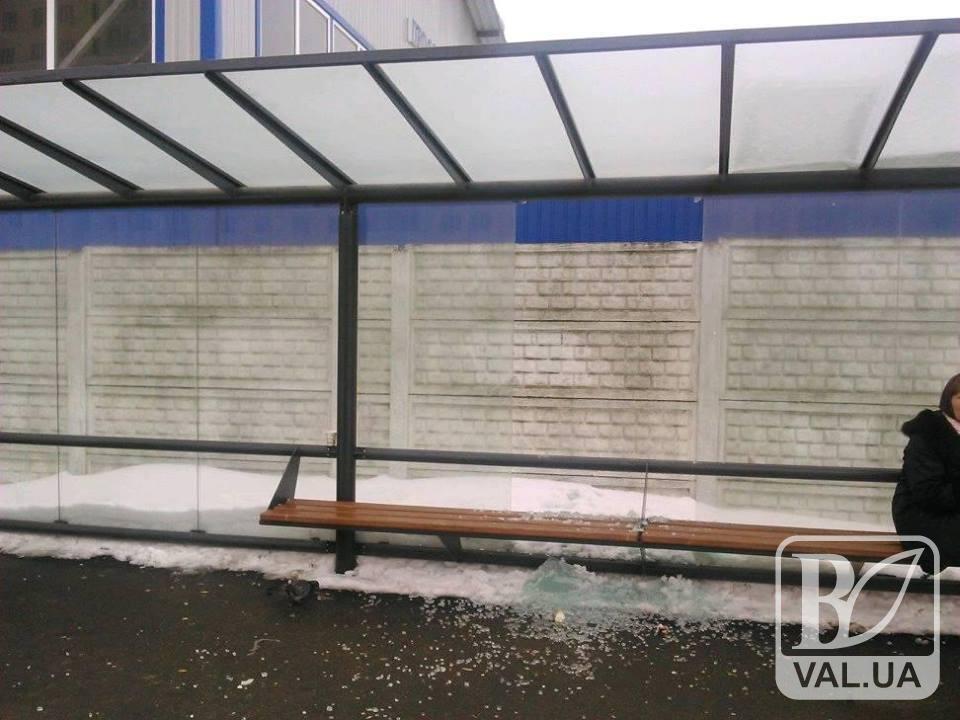 Це вже не смішно: на Масанах знову потрощили зупинку. ФОТО