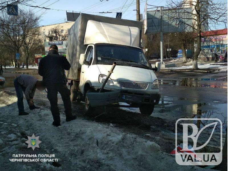 На Любецькій п'яний водій втаранився в дорожній знак