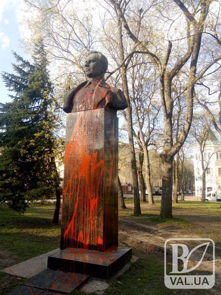 На Алеї героїв невідомі познущались над памʼятником. ФОТО
