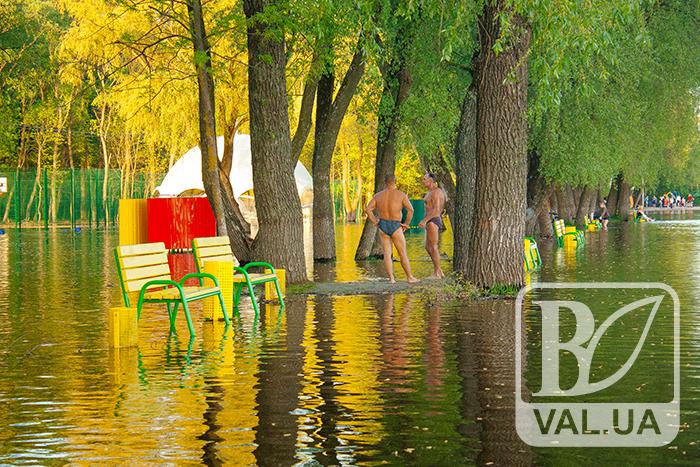 Прогулянки по воді: на Золотому відкрили пляжний сезон. ФОТОрепортаж