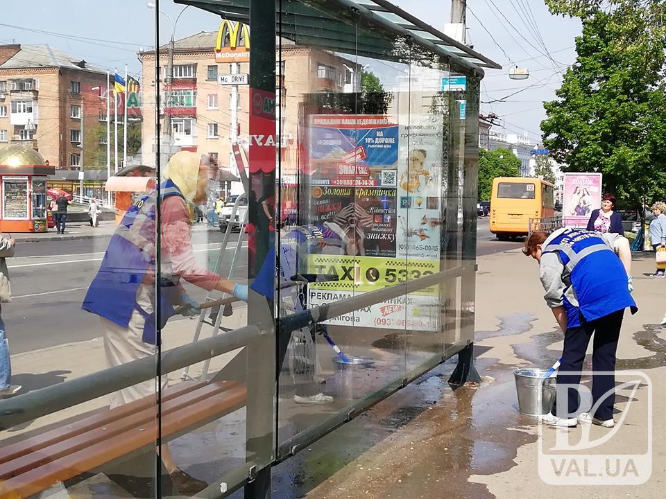 За чистоту на зупинках громадського транспорту відповідатиме КП «АТП-2528»