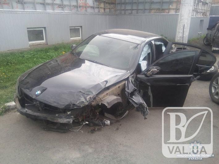 У Борзні пʼяний водій на «BMW» врізався в бетонний паркан. ФОТО
