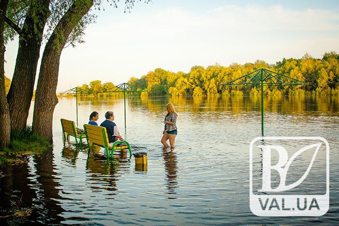 Мер Чернігова жартома наказав чиновникам вичерпувати воду з Десни